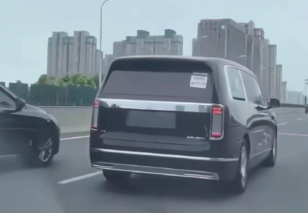网上曝光了一组尊界V800的实车照片这是尊界首款MPV车型
