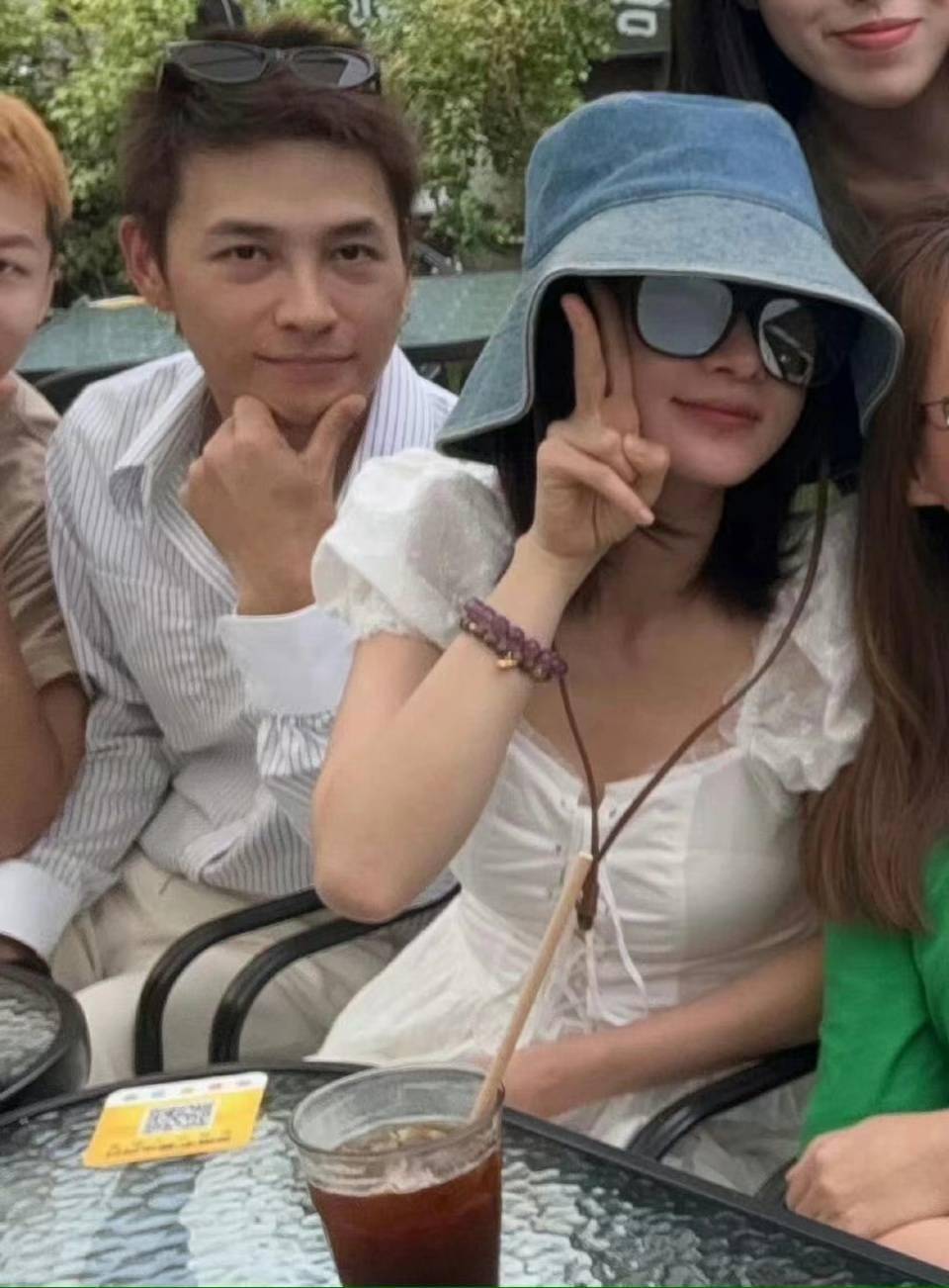 网友偶遇吴谨言洪尧夫妇会友,孕肚很大,估计孕晚期快生了