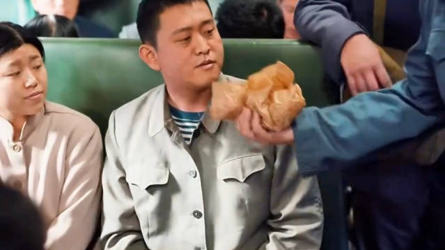 火车上强买强卖！这也太霸道了！