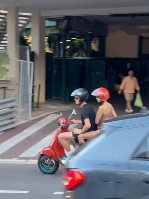 辛纳考取摩托车驾照，携女友摩纳哥骑行