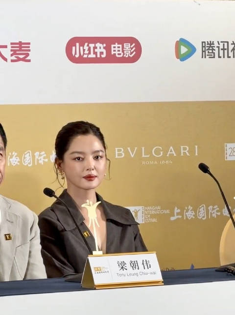 2015年随《不可思异》导演一起走红毯