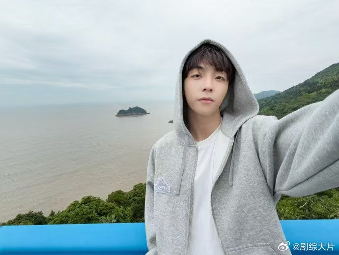 陈立农在电影《活久久》片场的原动作到底是什么？
