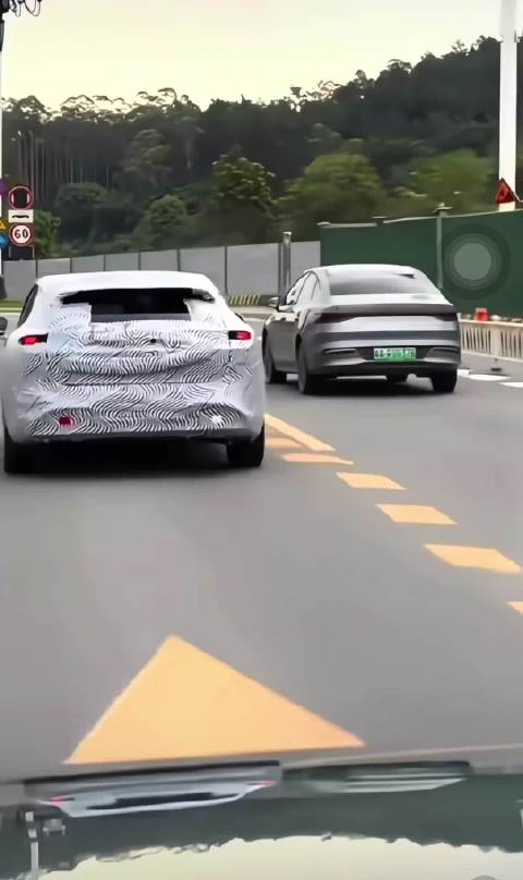 小鹏MONA M03旅行版伪装车曝光，家族前脸设计，预计明年上市