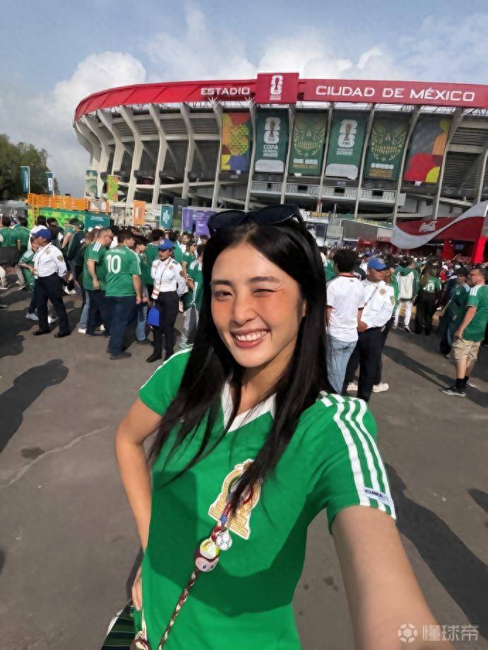 他乡遇故知!赵丽娜世界杯偶遇大张伟:中国球迷在哪都有朋友_足球盛宴_社交_照片