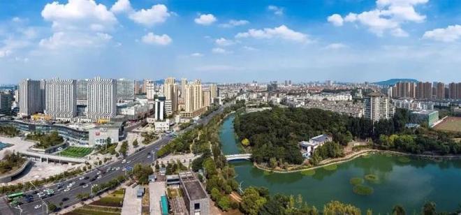 江宁“加速跑”｜南京江宁：“灯塔工厂”下线超级增程轻客，汽车产业驶入快车道