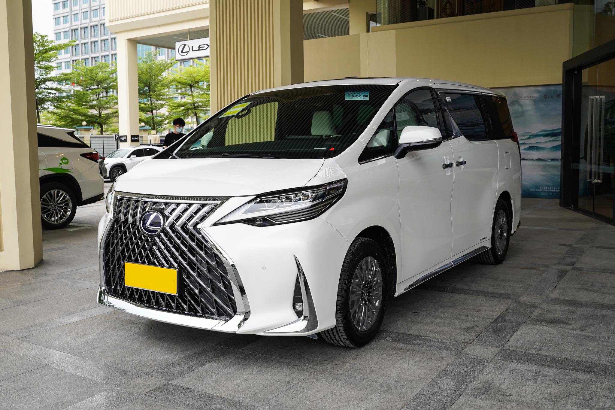 这款MPV，售价146.6万，比埃尔法更“壕”，后排是老板们的最爱|仪表盘|内饰|底盘|座椅|车尾