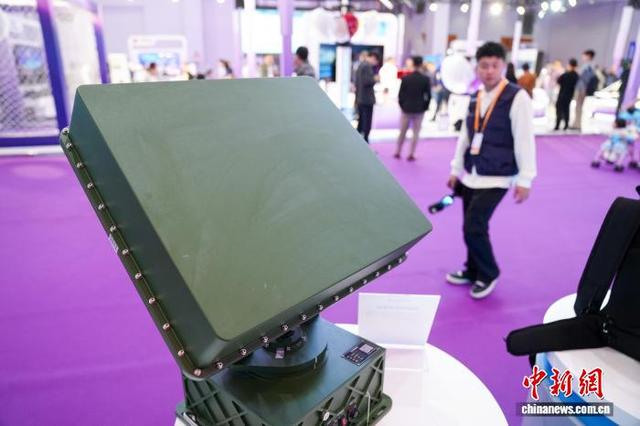 图为现场展出的相控阵探测雷达。中新社记者 刘冉阳 摄