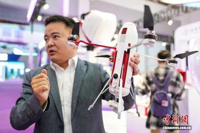 图为云圣智能工作人员向观众介绍手中的产品。中新社记者 刘冉阳 摄
