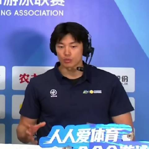 汪顺哥哥对小朋友好宠溺呀 也希望你也能继续保持热爱 享受游泳的快乐