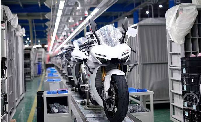 张雪机车的820RR-RS赛车在技术上有哪些独特优势？