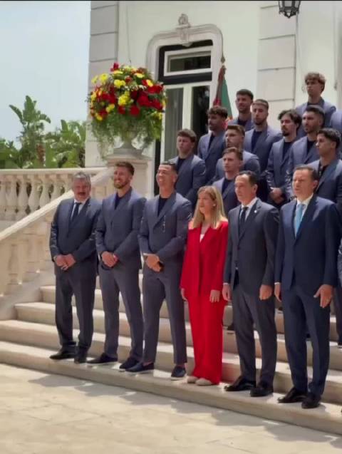 C罗手持国旗率葡萄牙队启程征战美加墨