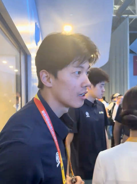 汪顺欧巴挑眉打招呼引热议
