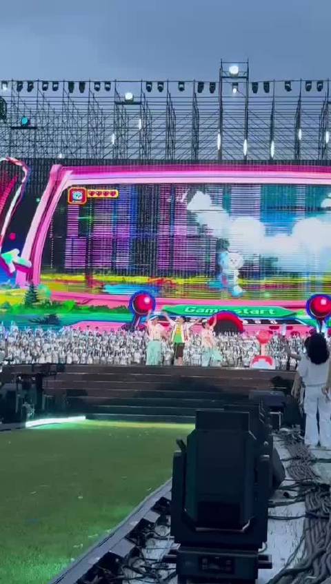 大张伟毕业歌会引万人蹦迪