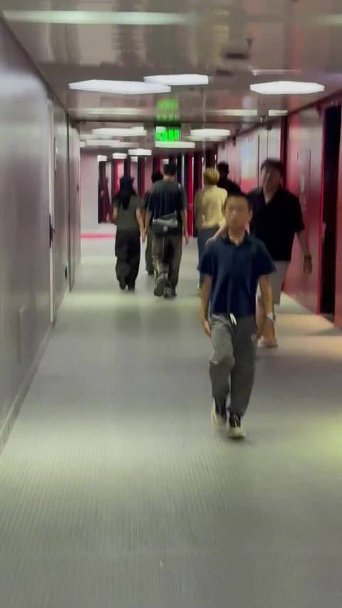 哇，王源不仅送花篮还去看蔡依林演唱会了！