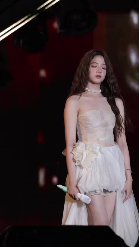 欧阳娜娜上海演唱会连线粉丝，波点裙造型甜美