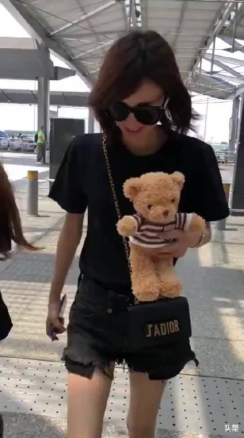 王丽坤和粉丝有说有笑