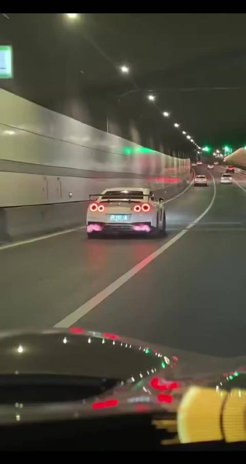 扬州日产GTR改装车排气管喷火致整车自燃