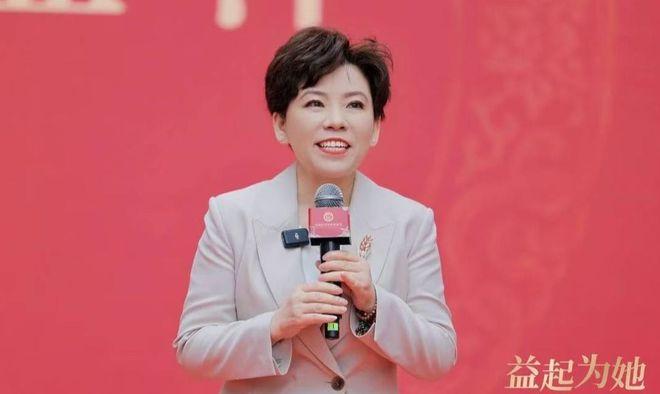 活力十足,52岁邓亚萍罕见亮相,现身新岗位,跨界风采不减当年