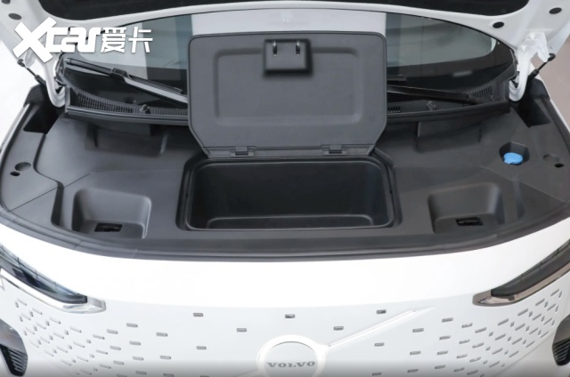 27款沃尔沃EM90上市，纯电续航738km，能够平替埃尔法？