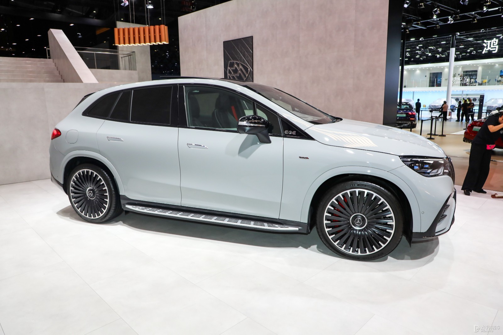 奔驰EQE SUV AMG 对比传统燃油性能车优势
