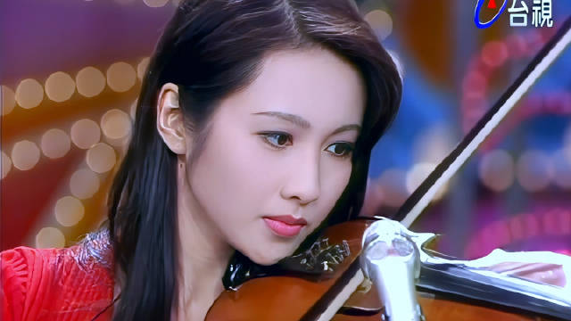 原来她们都是多才多艺的，荔枝小姐姐表演小提琴演奏！张菲 月亮代表我的心