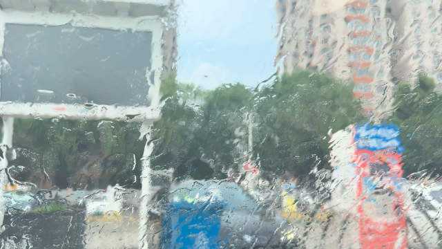 北京周六全天雷阵雨,车主充电遇雨困