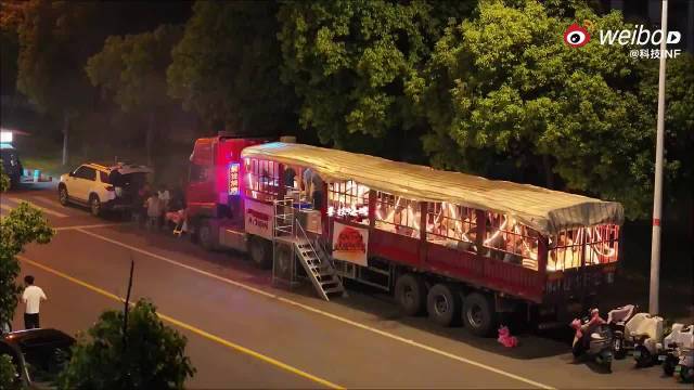 扬州半挂车改烧烤摊走红，老板创意获赞