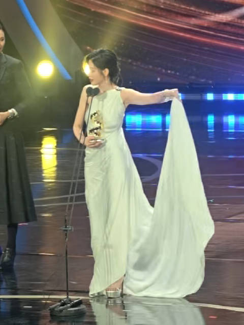 张天爱台上还原裙子被缠小意外