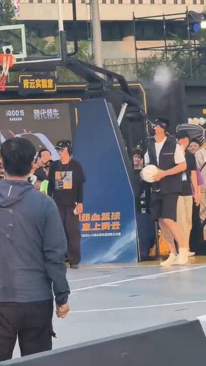 孙悦现身iQOO篮球赛，伪装大学生运球惊艳全场