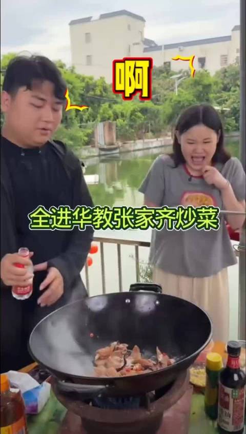 全红婵哥哥全进华教张家齐炒菜，张家齐看起来是真不会做菜
