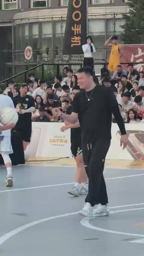 朱芳雨趣味赛输球兑现承诺吃篮球，孙悦郭艾伦助阵高校总决赛