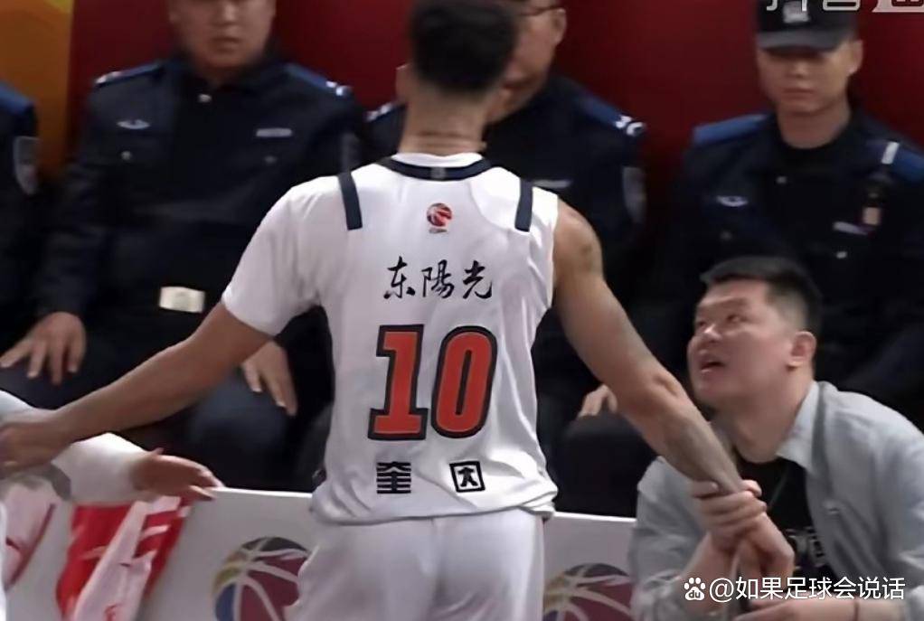 30+9！广东硬汉跪地绝望，朱芳雨拉不住，这3人把他坑惨了