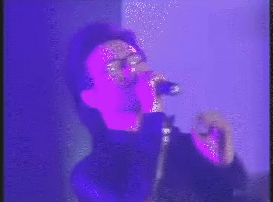 论歌手的职业素养 吉克隽逸唱歌时鞋子掉了光脚继续表演
