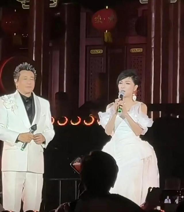 米雪叶振棠石修佛山冒雨开唱,众港星冒雨捧场展情怀