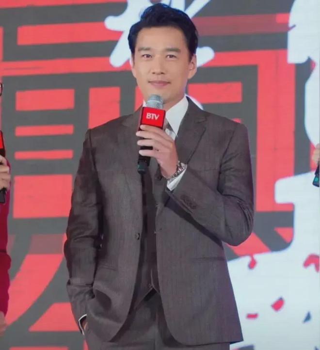 上影节最忙打工人！王耀庆英文主持火出圈，主持加走红毯来回跑