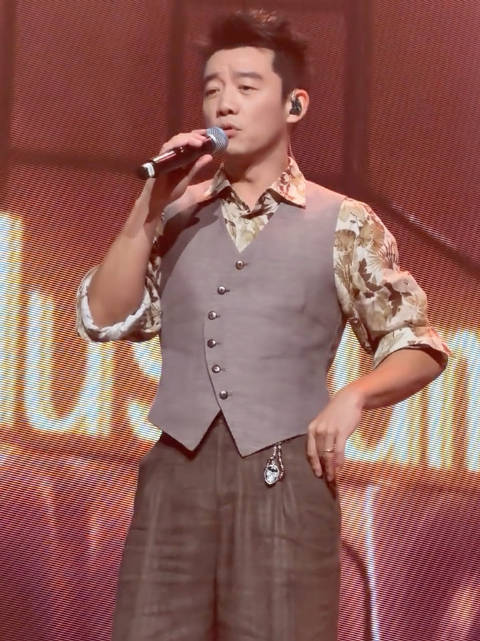 郑恺发烧38度坚持助阵韩庚演唱会