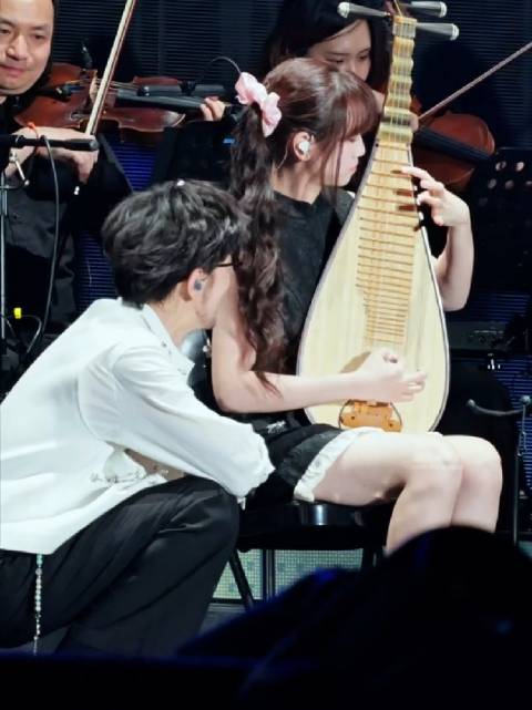 周传雄与女儿同台演绎国风雅乐