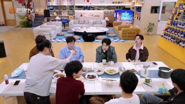 吴昕刚落座维嘉即拖地,何炅爆料好友洁癖趣事