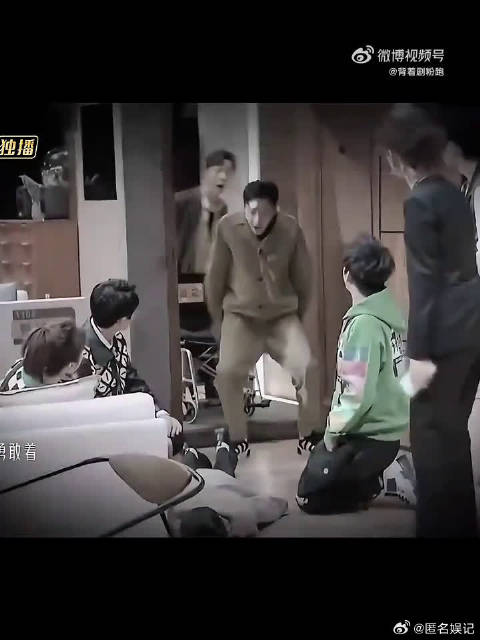 航班尚未起飞心思早已奔赴 KTV，何老师主动致电维嘉催订房，好笑又真实
