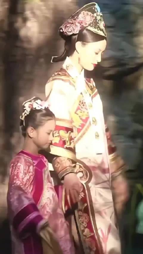 皇后才带两颗东珠她一个头都是、甄嬛传、玉娆、徐璐、甄嬛、少年夫妻