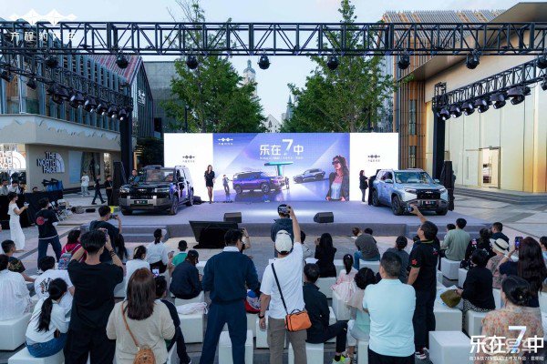 方程豹双车昆明上市:闪充加持,钛3灵动,钛7大气