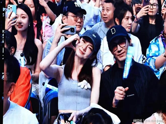 戚薇李承铉看薛之谦演唱会，为保护女儿，Lucky明明在场却说不在