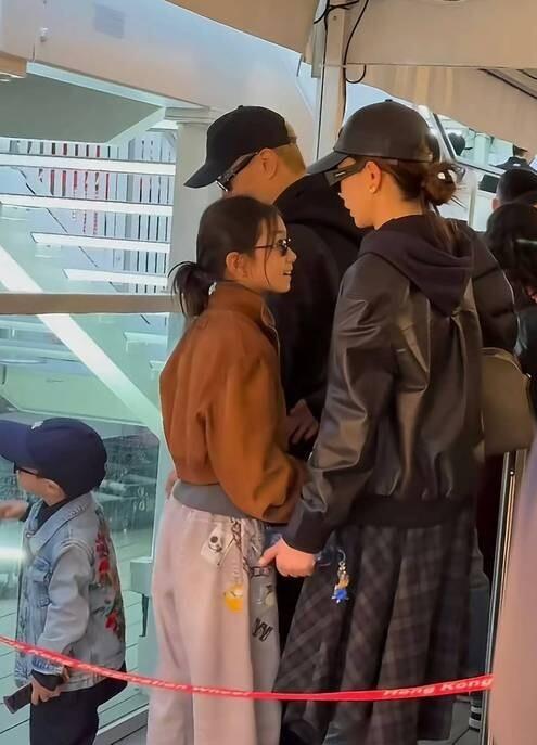 戚薇儿子正面照曝出,从小被细心呵护,11岁女儿却一直在娱圈现身