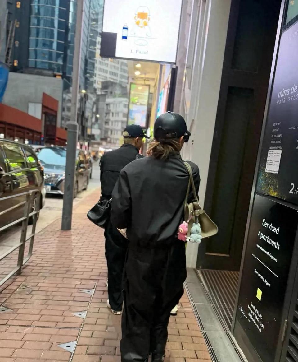 戚薇一家四口逛街被偶遇，李承铉全程主动带娃，模范好老公好爸爸_新闻