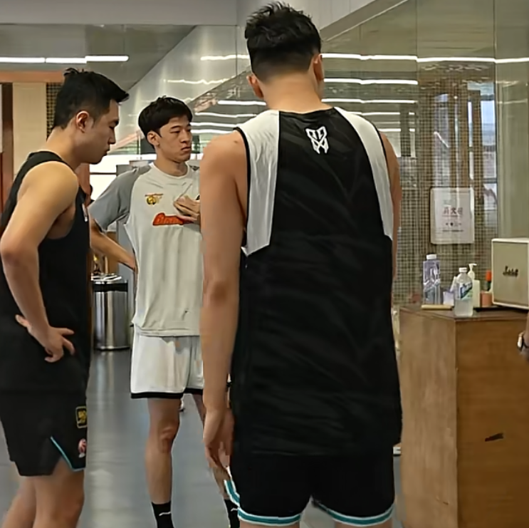 广东官宣集结夏训！目前仅3人，其余均有自身任务，后续陆续归队