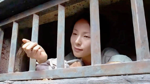 女人仅靠一把勺子，就完成了高难度越狱！