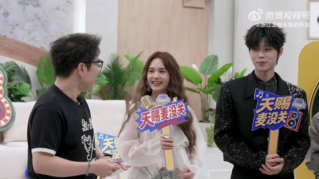 王翊恩赞杨丞琳比电视好看，杨丞琳认证自己不上镜