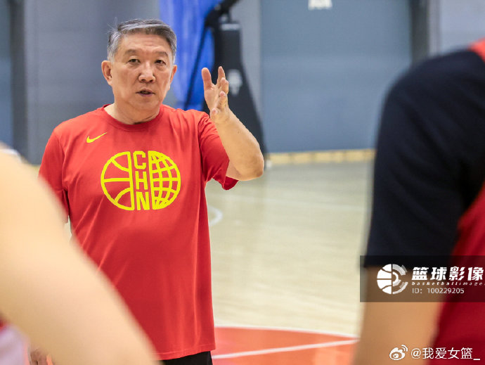 女篮大战袋鼠！全新阵容赴澳，王思雨领衔00后天才亮相