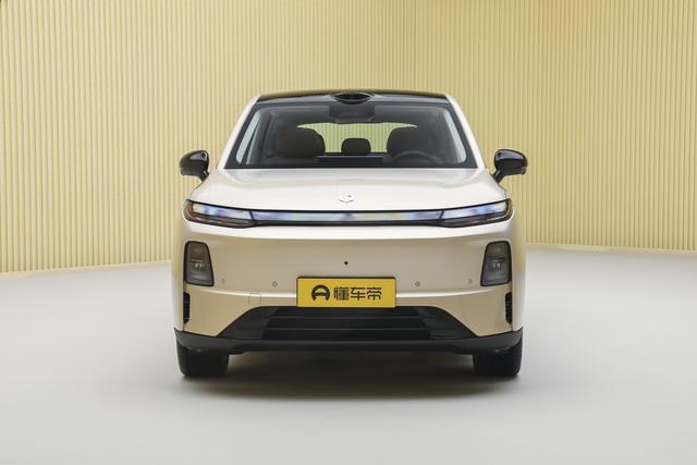 2027款零跑C10将上市:外观/内饰升级，双零重力座椅+激光雷达!_花蝶飞科技与车