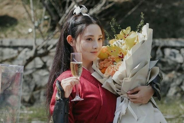 彭小苒新剧剧情离谱引争议：男主救人前先耍帅，女主无奈翻白眼！
